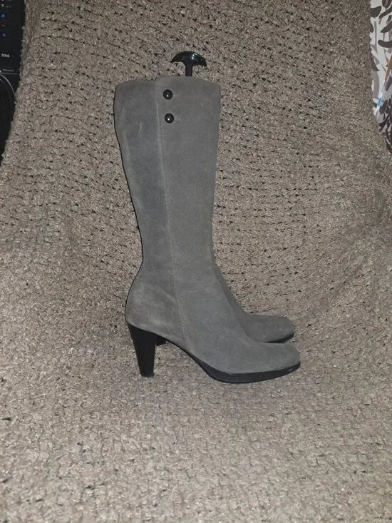 LA CANADIENNE-MAZY-Taupe/Gray Suede-Tall Boots-Side Zip-Studs-Sz 10-Excellent - Picture 5 of 8